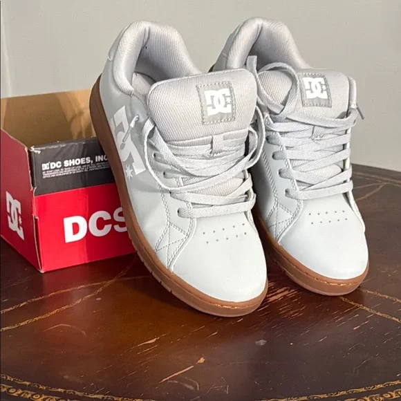 DC Shoes Light green with Khaki soles. Mens Skate shoes worn 1 time. - Picture 1 of 8